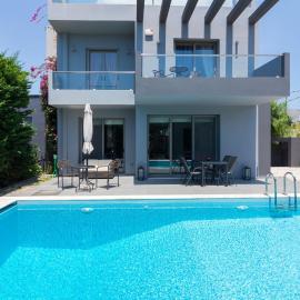Luxury modern villa with swimming pool, Athens Riviera، فندق في لاغونيسي