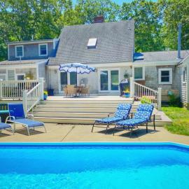 Barnstable Breeze with Seasonal Pool and Hotub, hotel i Barnstable