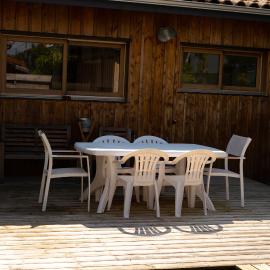 Appartement 2 chambres, terrasse bois indépendante, accès piscine privée, hotel in Arès