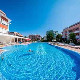 Studio - Sleeps 4 & Access to Pools