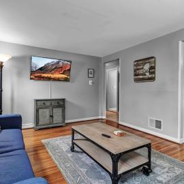 Beautiful 2 Queen Bed Lower Apartment in North Buffalo with Free Driveway Parking!, hotel di Buffalo