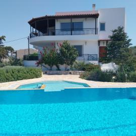The Three Graces - Villa with Private Pool, Jacuzzi & BBQ for up to 8 guests, hotel u gradu 'Karteros'