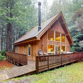 Redwood Rest Getaway - Cedar Home with Loft & Deck