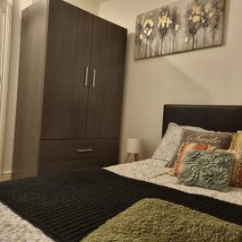 Loft Flat, nr Hampton Court Palace, Free Street Parking