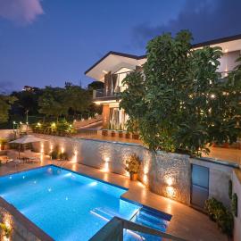 SaffronStays Lord's Pavilion - 6BR Luxury Villa with Lawn & Cricket Turf near Pawna, hotel i Malavli