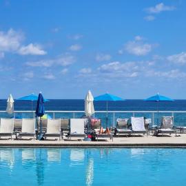 Stunning Beachfront condo in sunny Sunny Isles Beach with AC, fitness room, WiFi
