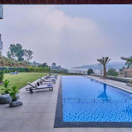 SaffronStays Eldora by the Lake - 5BHK Villa with Pool, Foosball, Cricket & Pet-Friendly, hotel in Matheran
