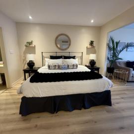 Newly Renovated Ski-In Ski-Out 1-Bedroom Condo with Pool, Gym, Sauna by Horseshoe Valley, hotel in Edgar