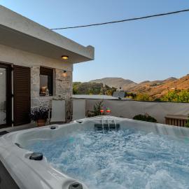 Casa Kastella, private jacuzzi & BBQ facilities!