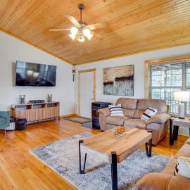 Norfork Lake Access: Cabin w/ Deck & Water View!, hotel a Elizabeth