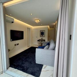 Luxor Oceanfront Suite Smart Apartment Beachfront Superb 9,2, hotel in Guarujá