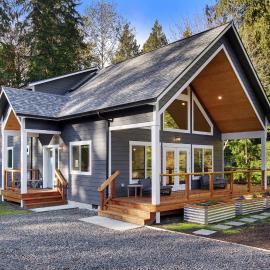 Indianola Cedar House- Brand new in 2024, Quality finishes, Wraparound Deck