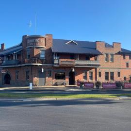 COMMERCIAL HOTEL KANIVA call to save dollars, hotel en Kaniva