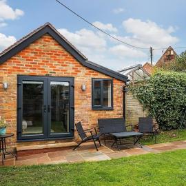 Cottage in the heart of award-winning English village