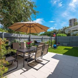 Renovated 2BR Home - Hot Tub, Gym & Beach Nearby