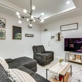 4 Mi to Dtwn: Modern Apartment in Edinburg!, hotel Edinburgben