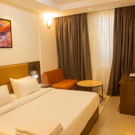 Five Clover Inn, Abijo