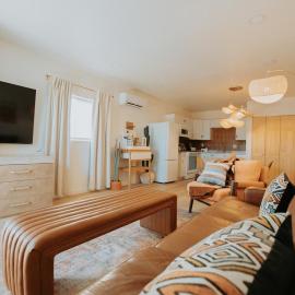 Terracotta Suite at ArnoTriplex! Hot Tub-Close to Downtown-Pet Friendly-No Pet Fee!