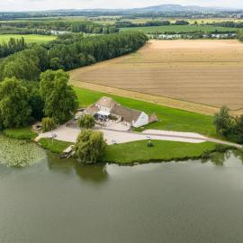 L'ile chaumette، فندق في Épervans