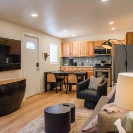 Sage Suite at ArnoTriplex! Private Hot Tub-Close to Downtown-Pet Friendly-No Pet Fee!