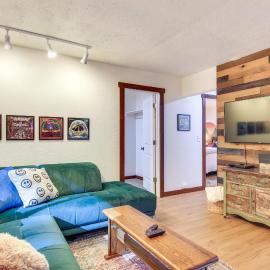 Mt Hood Launchpad! Cozy Retro Rhododendron Cabin, hotel a Rhododendron