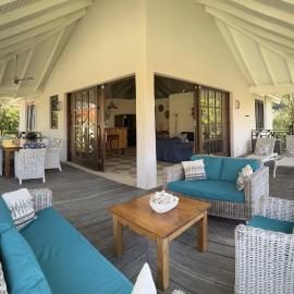 Vrijstaande BB BEACH Villa Azure、Blue Bayのホテル