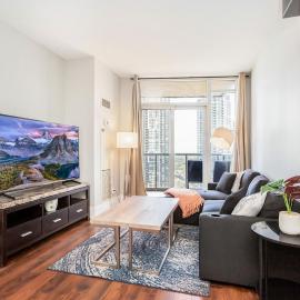 Executive 2BR 2BATH Condo with Lakeview Steps from SQ1, hotel a Mississauga