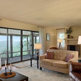 Sunrise Mountain Retreat- Getaway in Jasper with a Hot Tub, hotel u gradu Jasper