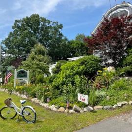 Caretakers Apartment-Split level Full Bed with European Bath Pet Friendly fee applies, Hotel in Wolfeboro