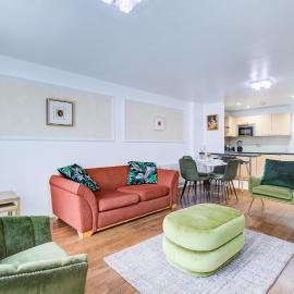 Newly furnished stunning 2 bedroom flat