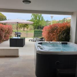 T2 55 m2 4 pers jacuzzi terrasse 55m2, hotel in Ficaja