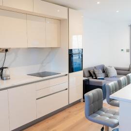 Modern Entire Unit 3BR, 3BA, balcony, 86inch TV - 15mins to city, hotel in Romford