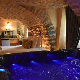 Hébergement insolite avec jacuzzi privatif Millau، فندق في ميلو