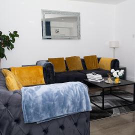 LEICESTER 3 Bedrooms homely House sleeps seven comfortably with three double beds and one single bed Free parking on private drive for upto 3 cars vans For business travellers contractors and holiday goers Near all major transport links