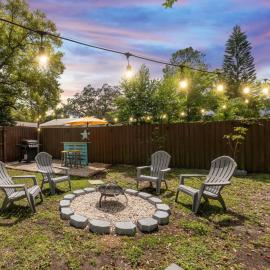 Clearwater 2BR Home Private Fire Pit, Hammock & Grill 10 Min to Beach, hotel in Clearwater