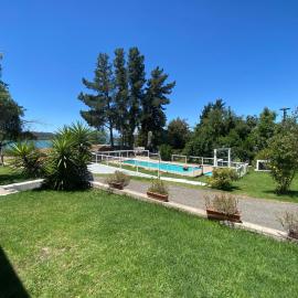 Cabañas Villa Alegre: Lago Rapel'de bir otel