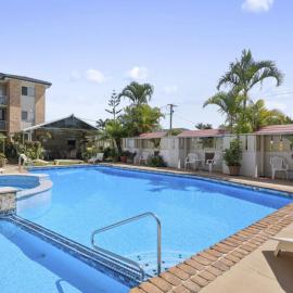 Ocean Parade 7 - Stylish Renovated Apt, Pool, Spa, Sleeps 4, Cafes