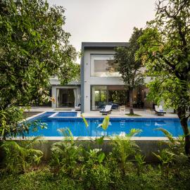 SaffronStays Six Degrees - 6BR pool villa with high-ceiling interiors, lawns, swings & pool table near Awas Beach