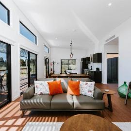 Frantoio Cottage - Serene Horizons, Stylish Comforts, Hotel in McDonalds Creek