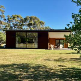 Salt House Brand New Bayside Accommodation: Bream Creek şehrinde bir otel