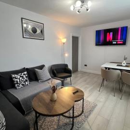 The Place with king beds, Ensuite Bathrooms, Close to Airport and Free Parking