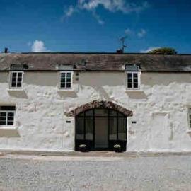 Courtyard Cottage with hot tub and walled garden