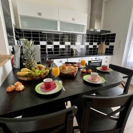Villa Quintel -Proche gare & centre -JardinBalcon, hotel in Brive-la-Gaillarde