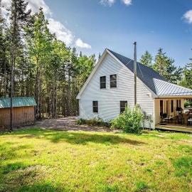 Fellows Maine Home, A Coastal Retreat Near Acadia，Surry的飯店