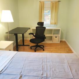 Private Room with Queen Bed and Work Station, hotel a Burlington