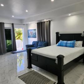 Ideal getaway within Oceanpointe gated community, never shared accommodation, ξενοδοχείο σε Lucea