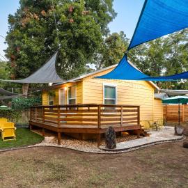 East Austin Bungalow w BBQ Firepit Fun Yard, hotel a Austin
