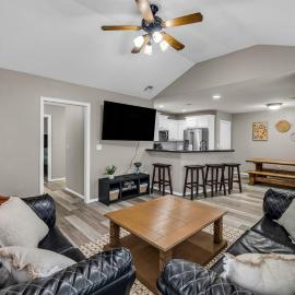 Spacious 3BR Home with KING Bed in Prime Location, hotel in Owasso