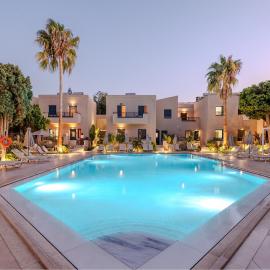 Blue Aegean Hotel & Suites، فندق في غوفي