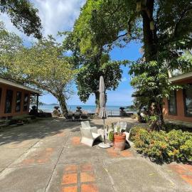 Coral Suites - casitas & apartment on private beach, khách sạn ở Lian